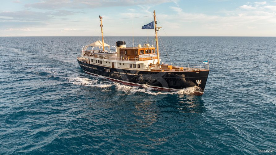 Taransay yacht exterior 6