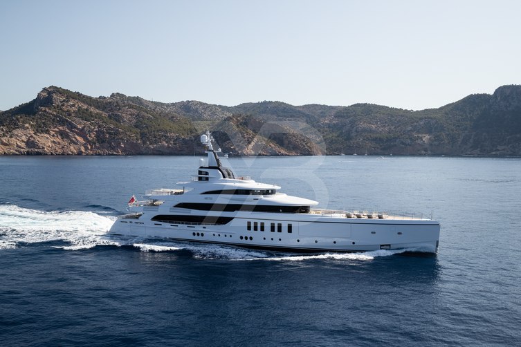 Artisan yacht exterior 31