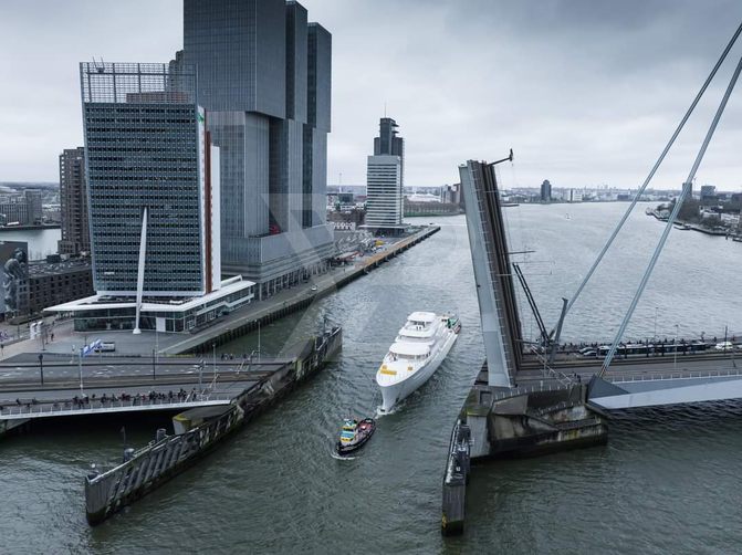 Valor yacht exterior 19