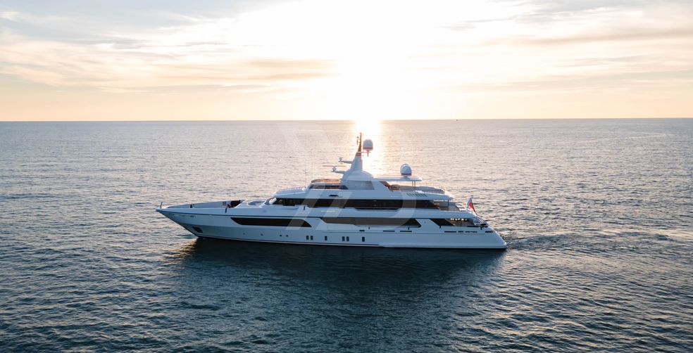 Cocktails yacht exterior 9