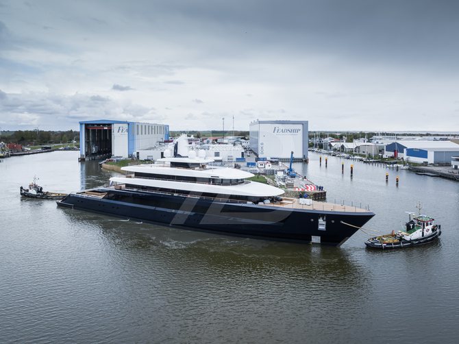 Drizzle yacht exterior 8