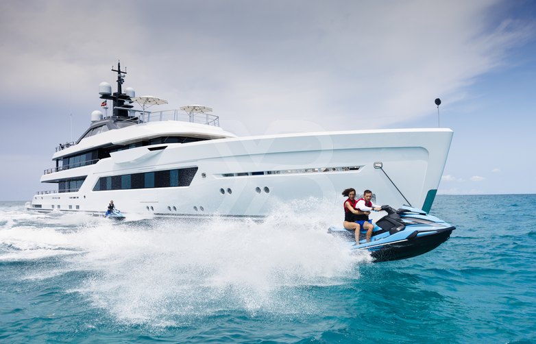 Entourage yacht exterior 5