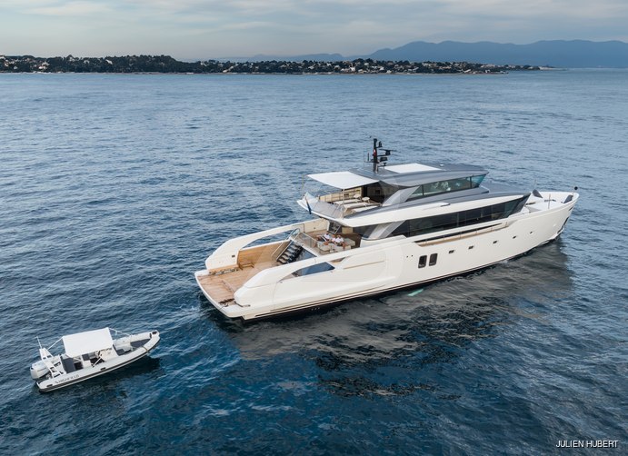 Ami yacht exterior 10