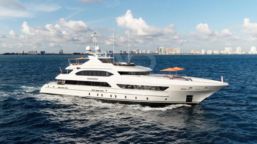 Artisa yacht exterior 2