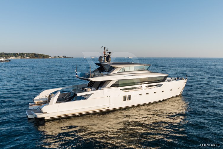 H yacht exterior 15