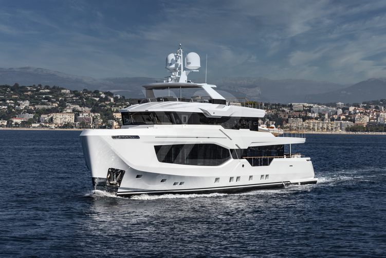 Eau La La yacht exterior 2