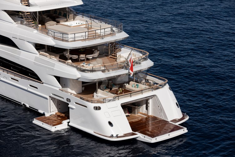 Artisan yacht exterior 46