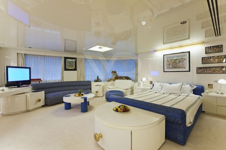 Lady Moura yacht interior 15