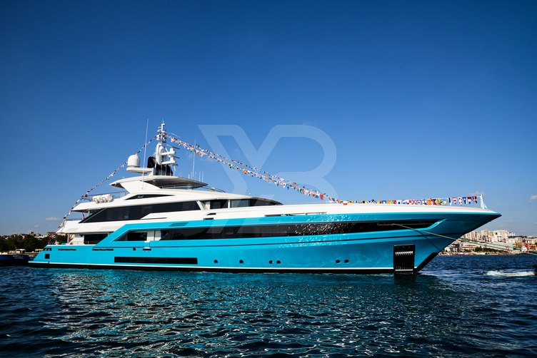 Jewels yacht exterior 2