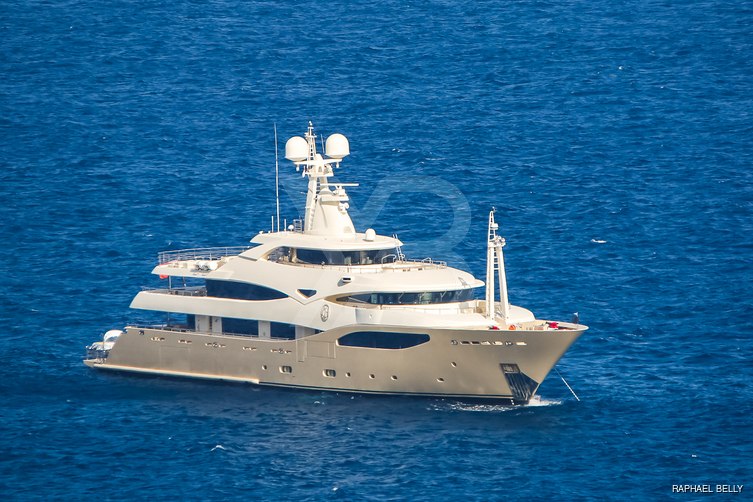 Light Holic yacht exterior 19