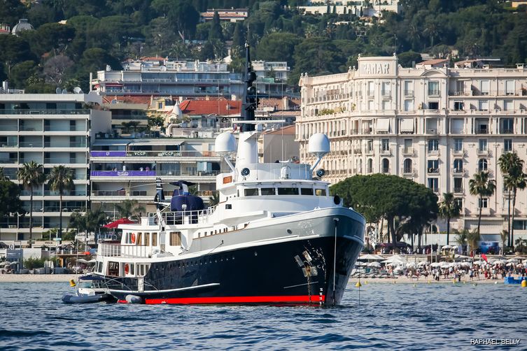 Itasca yacht exterior 5