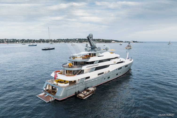 Aviva yacht exterior 15