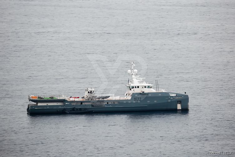 Kalm yacht exterior 5