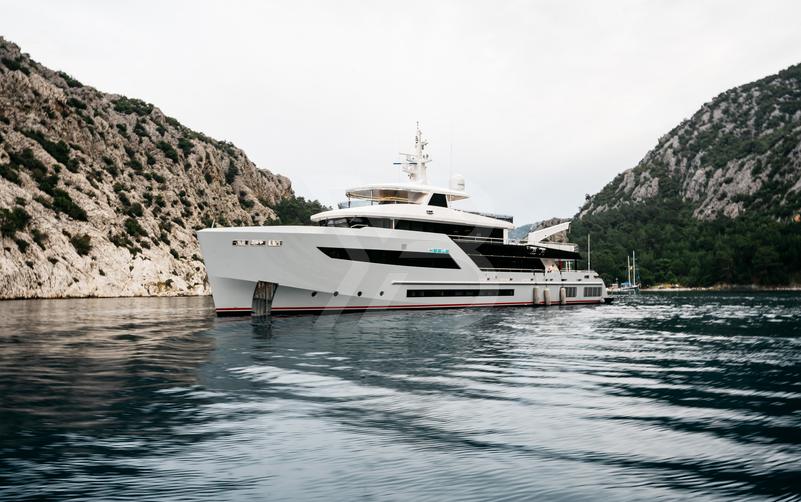 Heeus yacht exterior 29