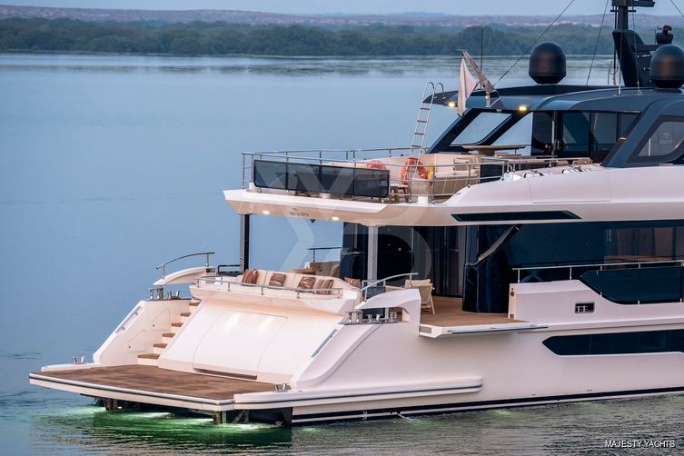 Dil yacht exterior 19