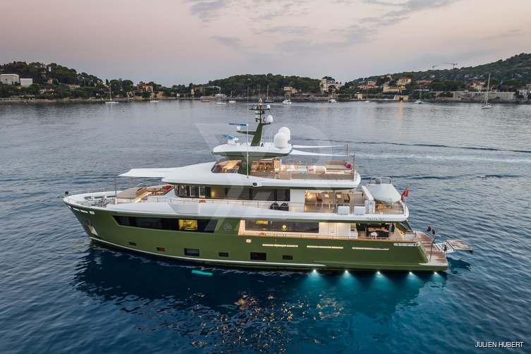 Hyhma yacht exterior 9