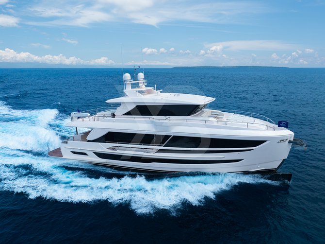 Happy Heart yacht exterior 2