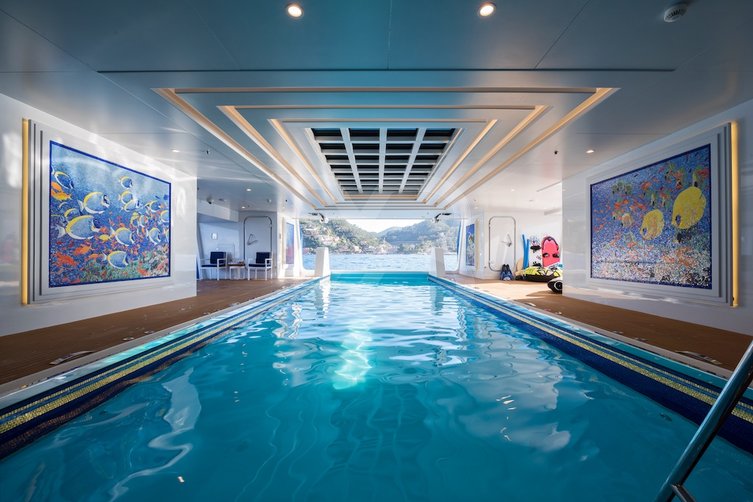 Queen Miri yacht interior 4