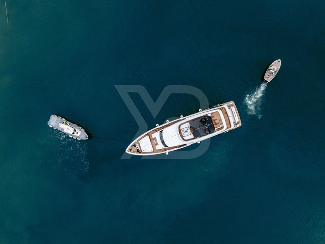 Custom Line 33/34 yacht interior 6