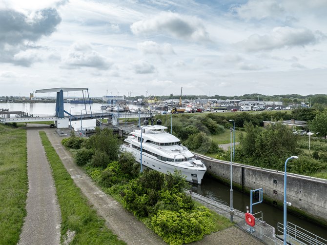 Lumière yacht exterior 15