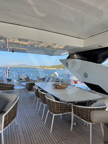 Survivor 2 yacht interior 32