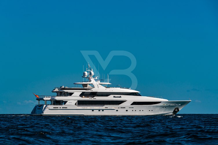 Neenah yacht exterior 2