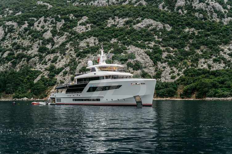 Heeus yacht exterior 2