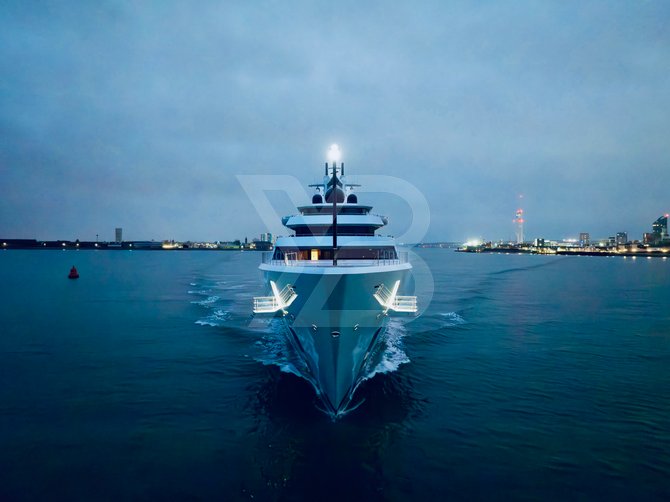 Dragonfly yacht exterior 22