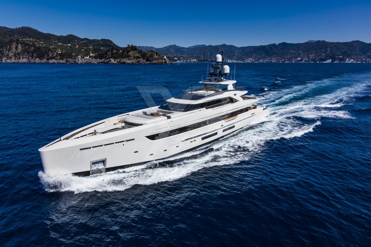 Vertige yacht exterior 12