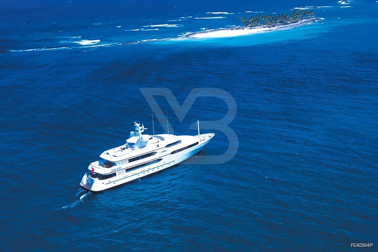 Amanti yacht exterior 5