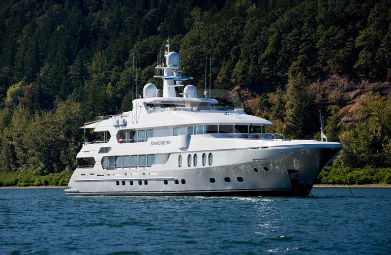 Chasseur yacht exterior 2