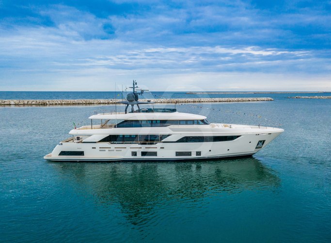 Kiki V yacht exterior 2