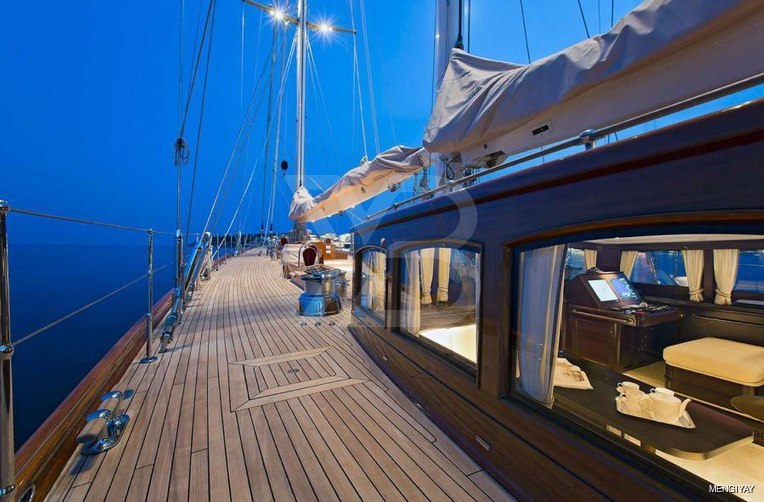 Gweilo yacht interior 5