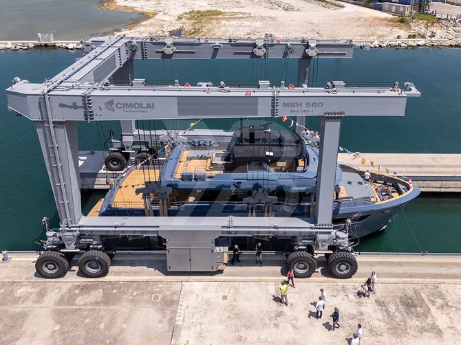 Haze² yacht exterior 22