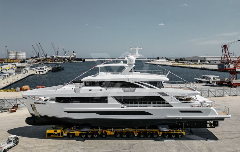 Phnx yacht exterior 7