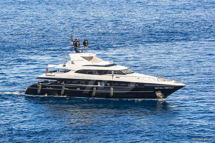 Maestro yacht exterior 2