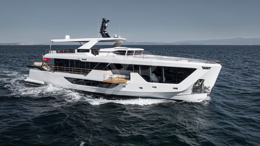 Tuccini yacht exterior 2
