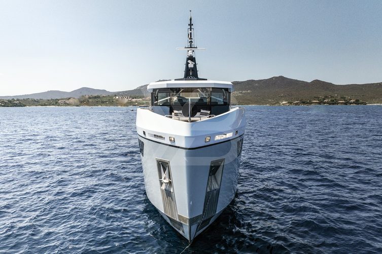 Fox yacht exterior 28