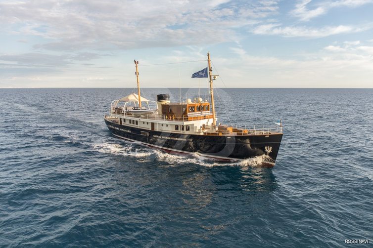 Taransay yacht exterior 4