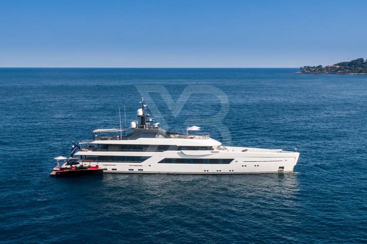 Entourage yacht exterior 22