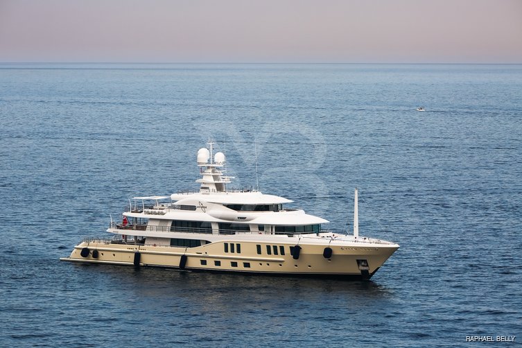 Universe yacht exterior 5