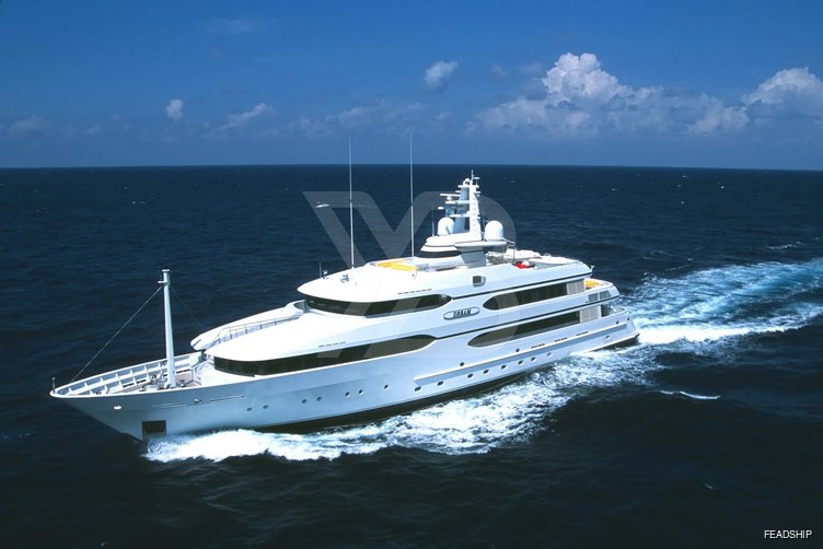 Amanti yacht exterior 2