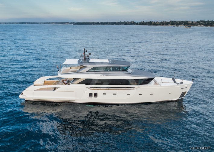 Ami yacht exterior 2