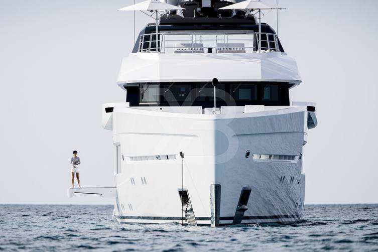 Entourage yacht exterior 3