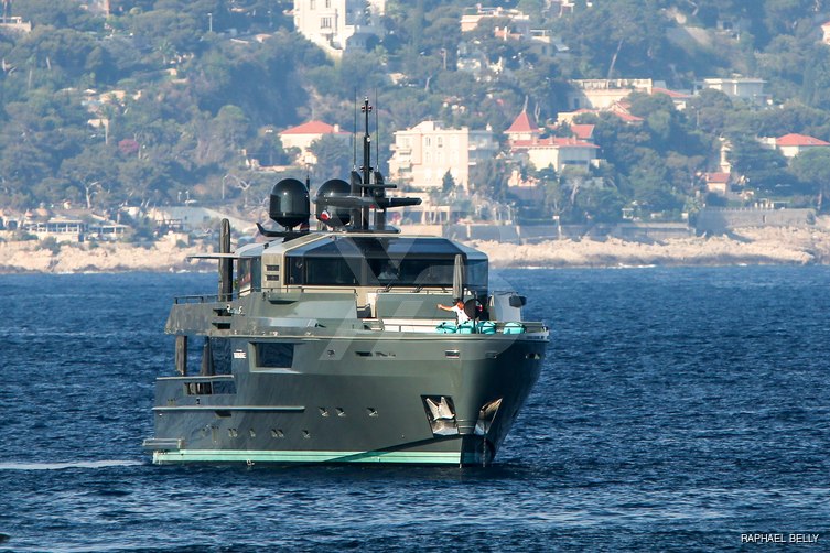 Toy yacht exterior 11