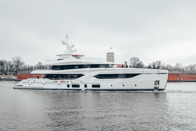 Extra Time yacht exterior 40