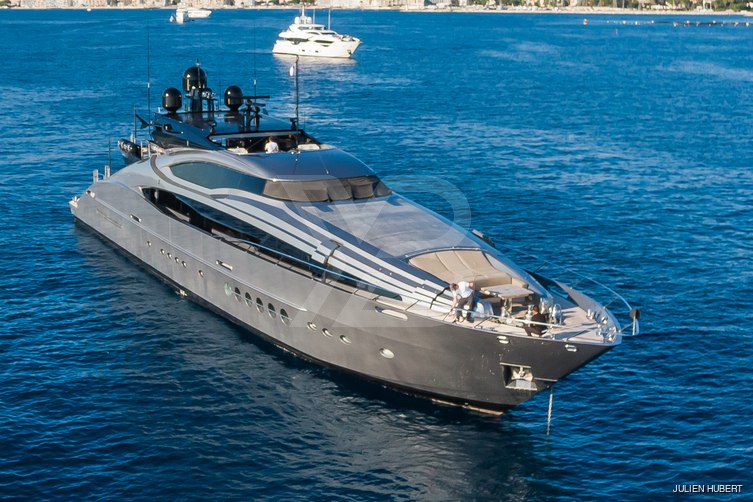 Five yacht exterior 3