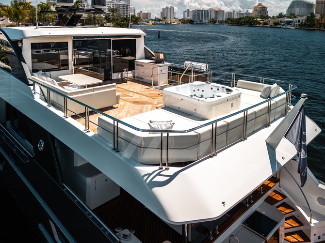 Ocean Alexander 28E/04 yacht exterior 4