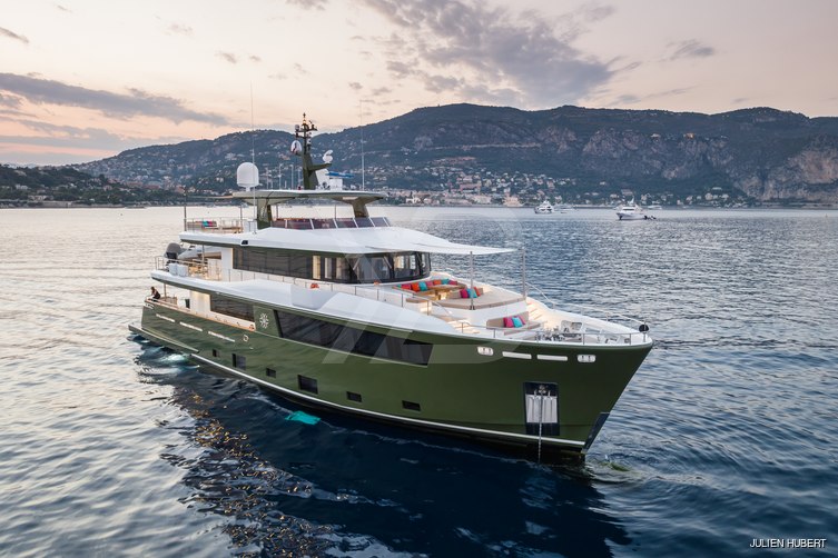 Hyhma yacht exterior 3