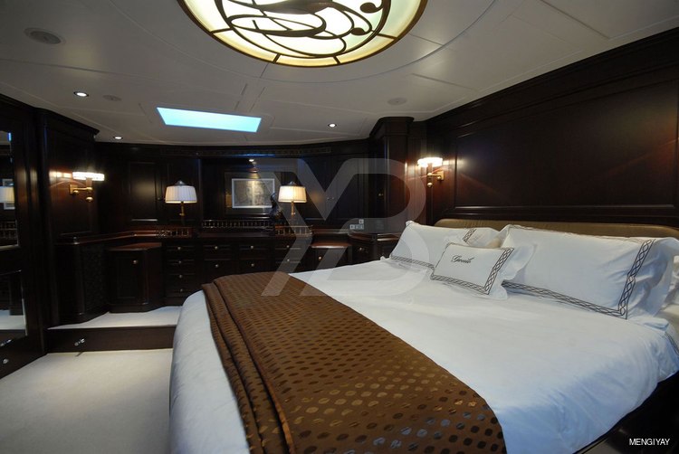 Gweilo yacht interior 9